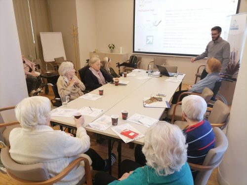 Rizika, včetně podvodů a „fake news” na internetu číhají i na seniory. Nový vzdělávací projekt jim pomáhá je rozeznat